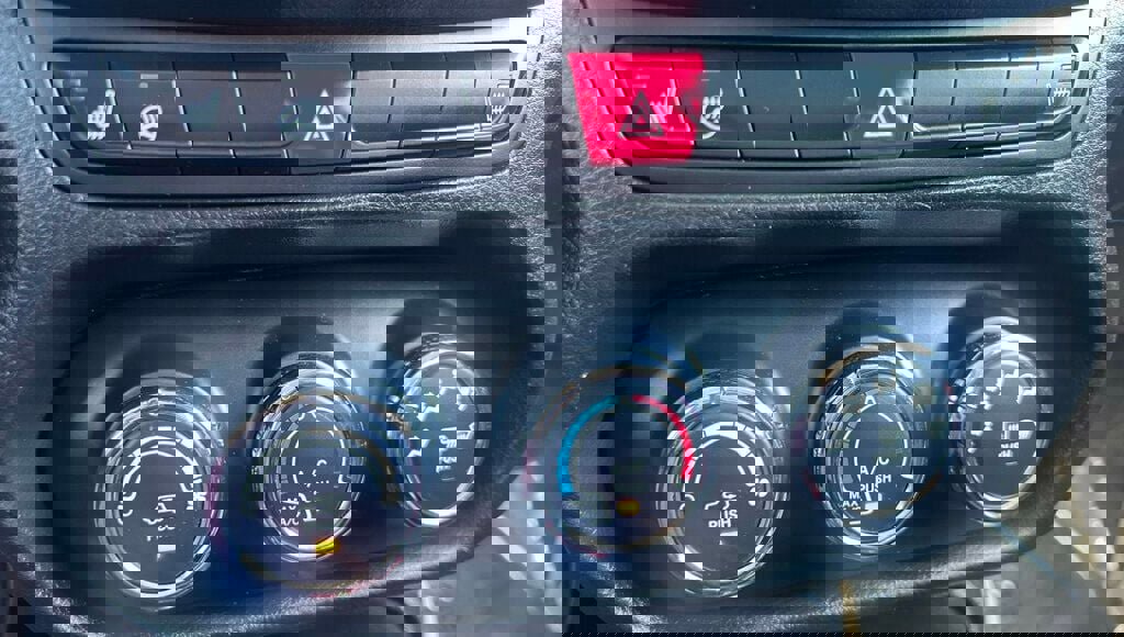 Used 2015 Jeep Renegade Trailhawk w/ Cold Weather Group image 18