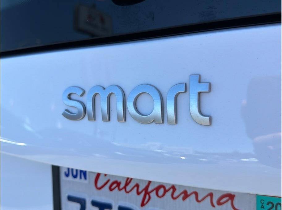 Used 2016 smart fortwo Proxy RWD image 18