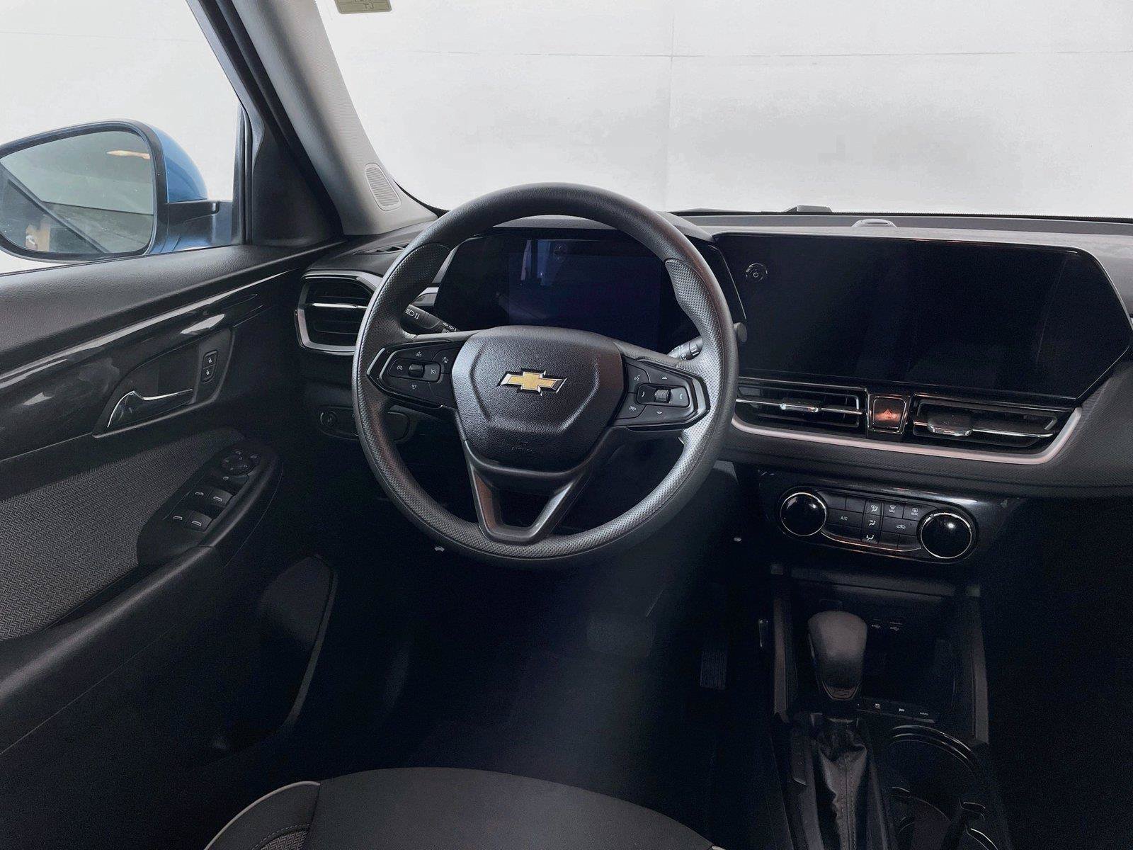 Used 2025 Chevrolet TrailBlazer LT AWD/4WD image 2