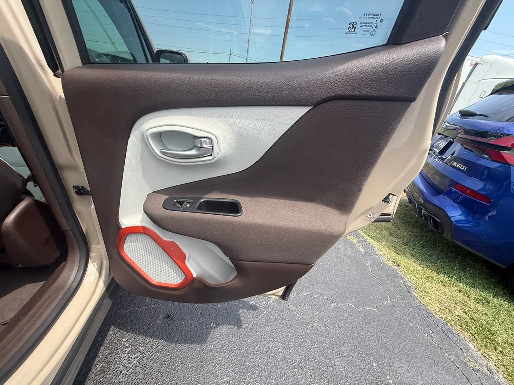 Used 2015 Jeep Renegade Latitude w/ Cold Weather Group FWD image 20
