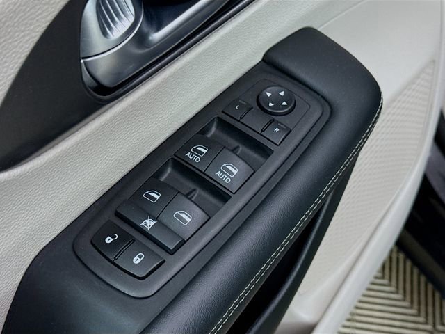 Used 2024 Chrysler Pacifica Touring-L image 17