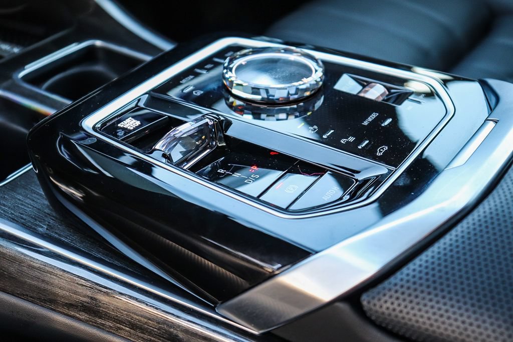 Used 2026 BMW 750e xDrive w/ Premium Package AWD/4WD image 19