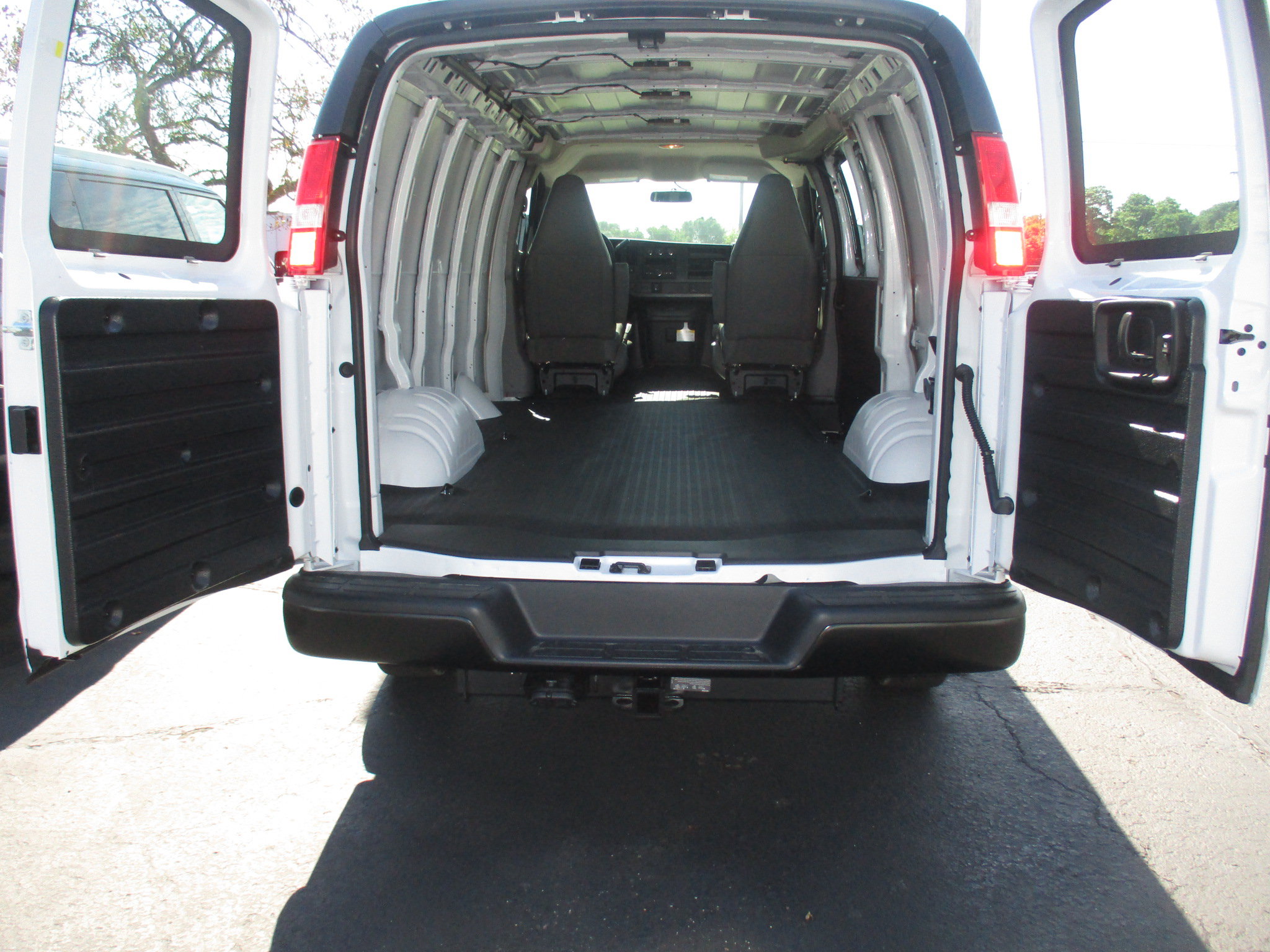 New 2026 GMC Savana 3500 w/ Driver Convenience Package RWD image 27