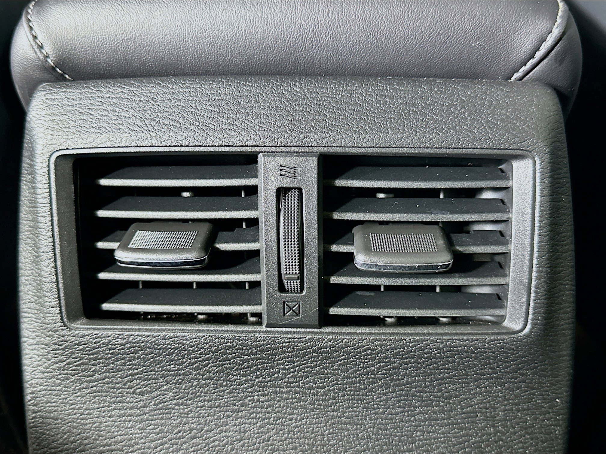 Used 2025 Mitsubishi Outlander SE image 27