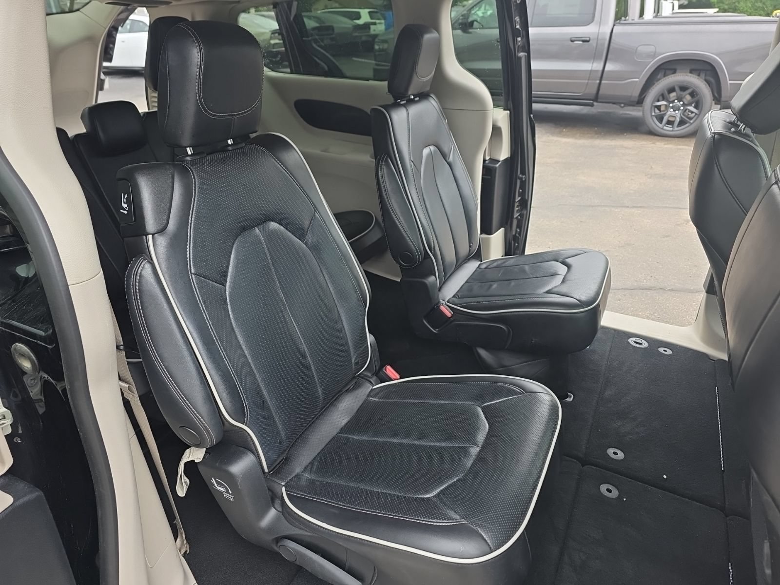Used 2023 Chrysler Pacifica Limited FWD image 12