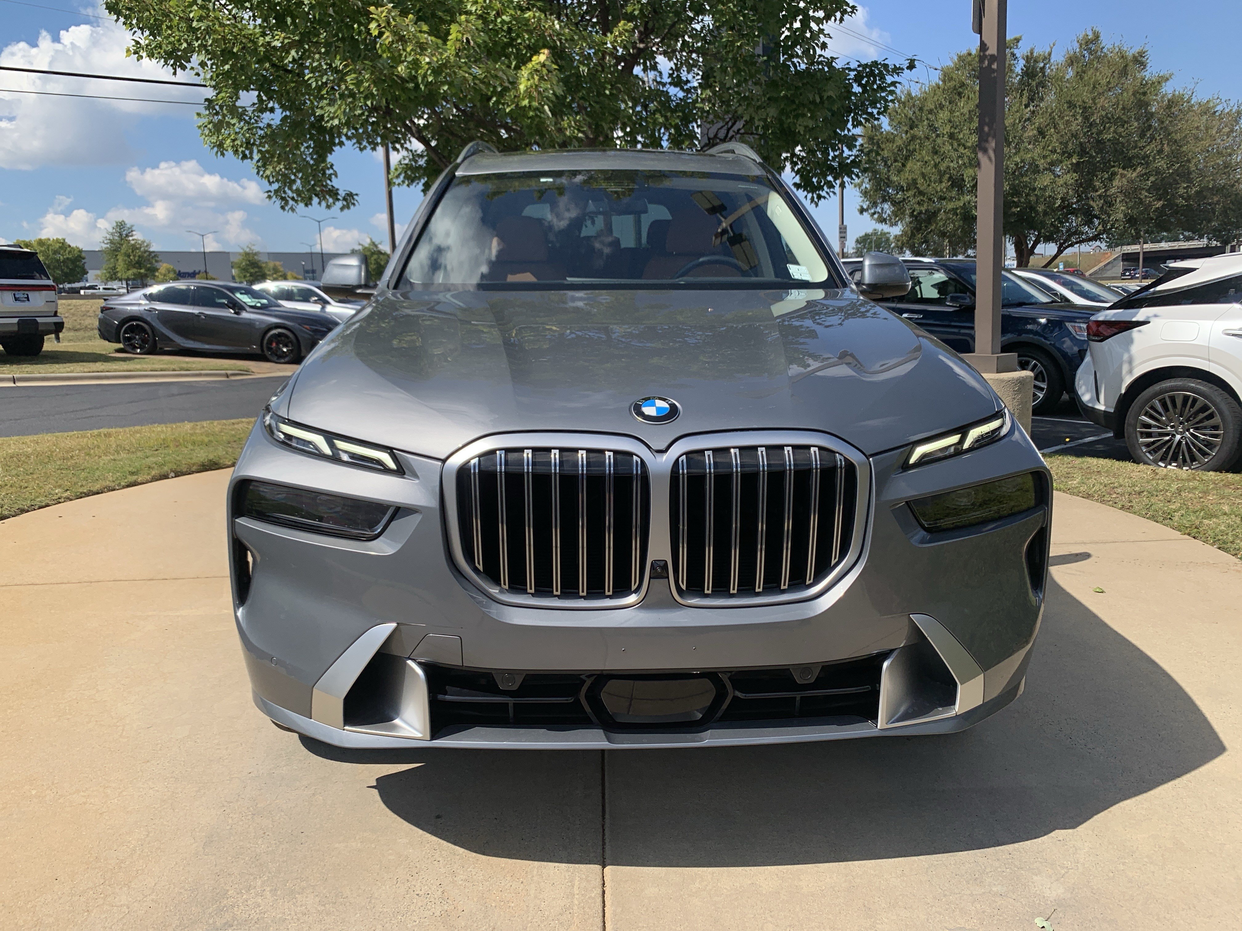 Used 2023 BMW X7 xDrive40i w/ Premium Package AWD/4WD image 3