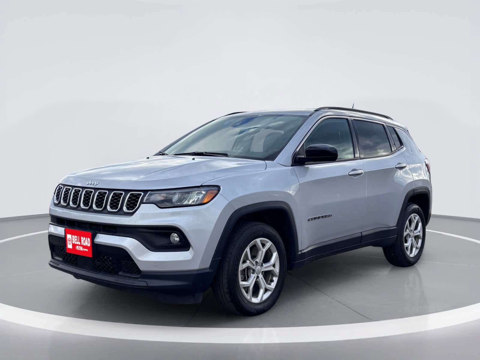Used 2024 Jeep Compass Latitude AWD/4WD image 2