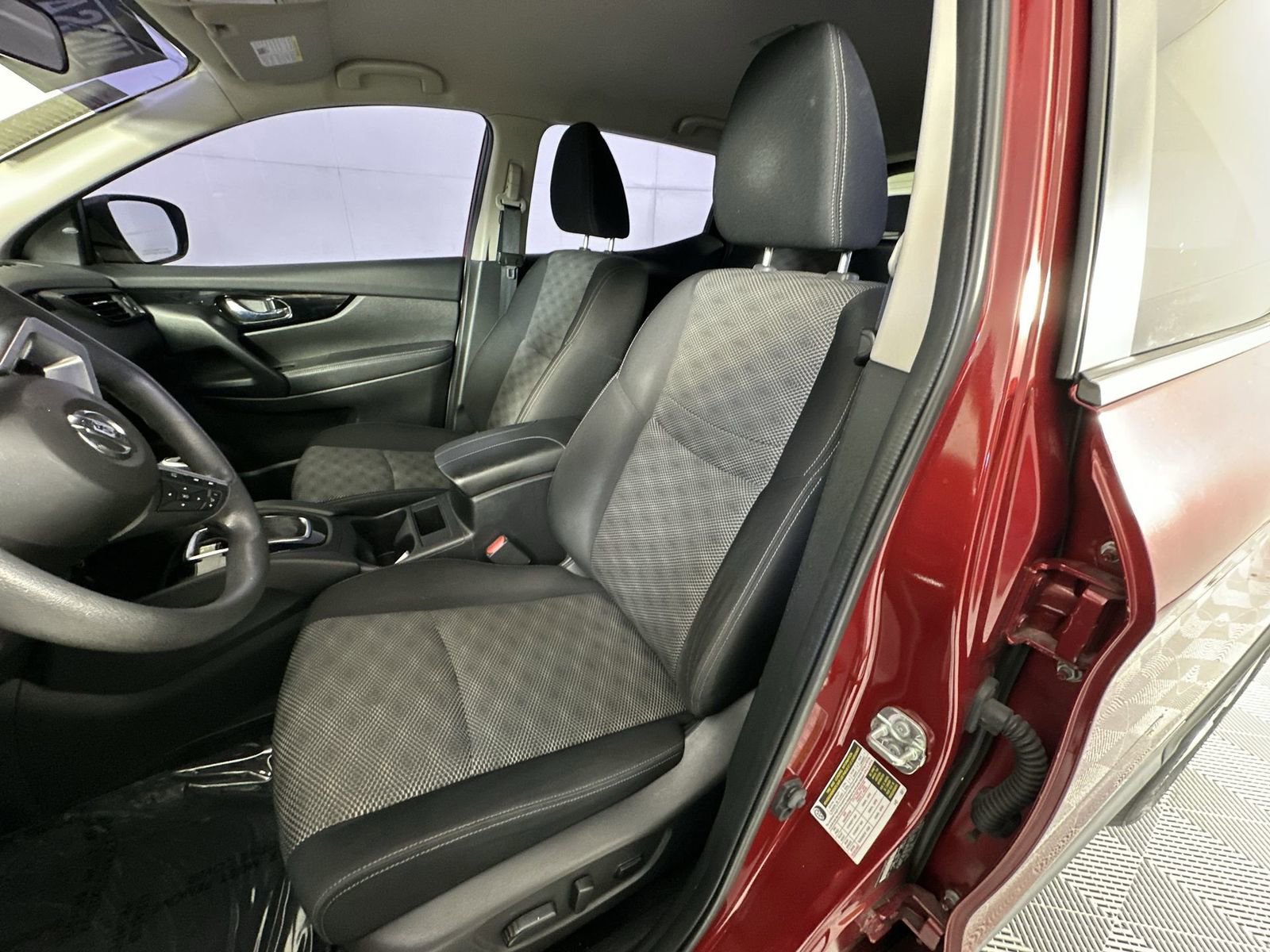 Used 2020 Nissan Rogue Sport SV FWD image 11