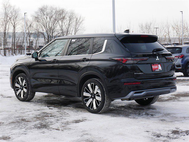 Used 2025 Mitsubishi Outlander SE image 5