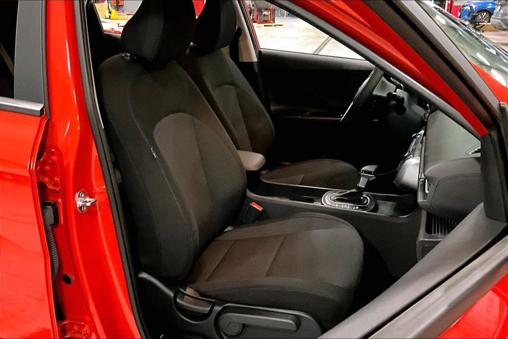Certified 2025 Hyundai Kona SEL image 6