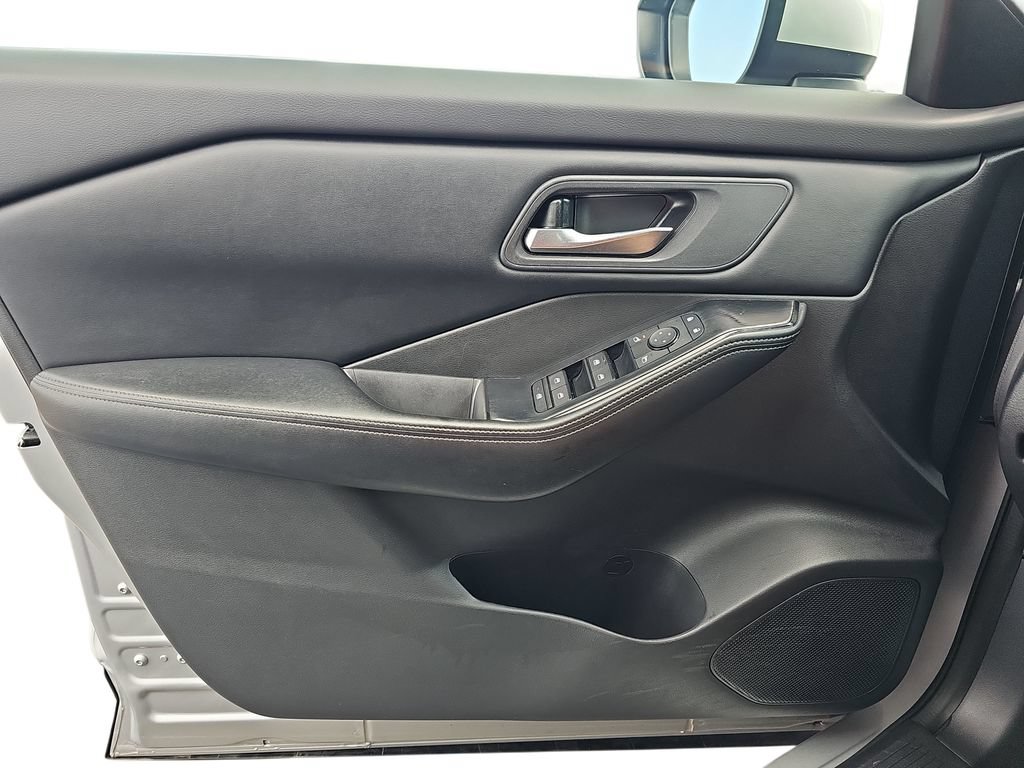 Used 2025 Nissan Rogue SV FWD image 25