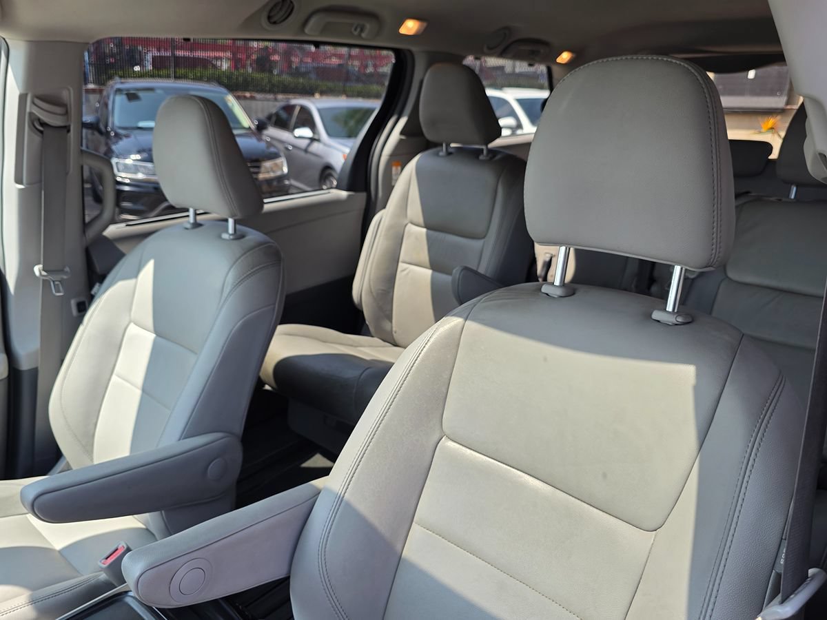Used 2019 Toyota Sienna XLE w/ XLE Navigation Package FWD image 25
