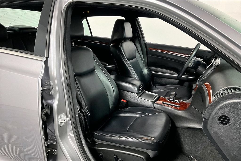 Used 2014 Chrysler 300 w/ Driver Convenience Group RWD image 7