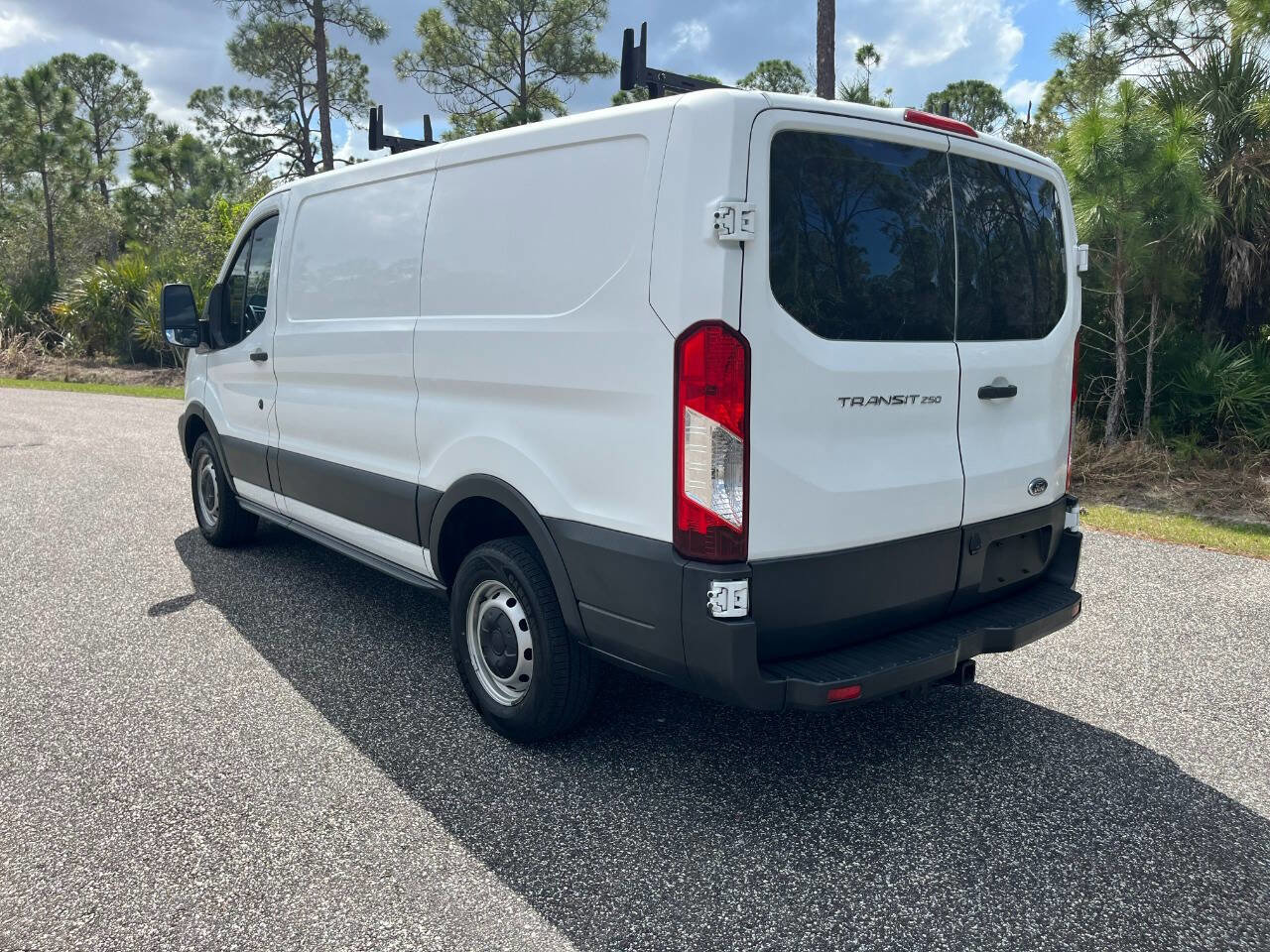 Used 2017 Ford Transit 250 250 3dr SWB Low Roof Cargo Van image 3