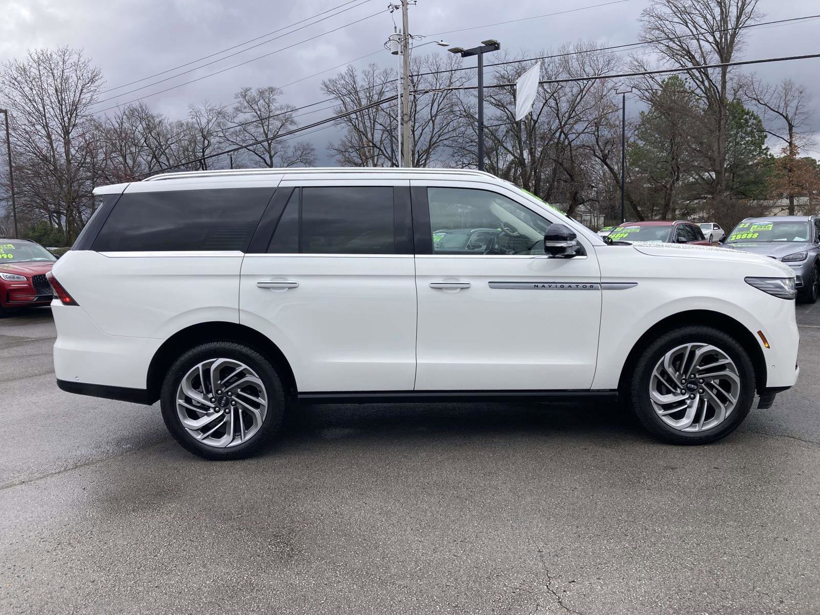 Used 2025 Lincoln Navigator Reserve image 2