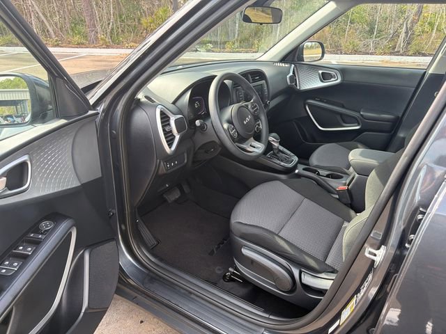 Used 2025 Kia Soul LX image 3