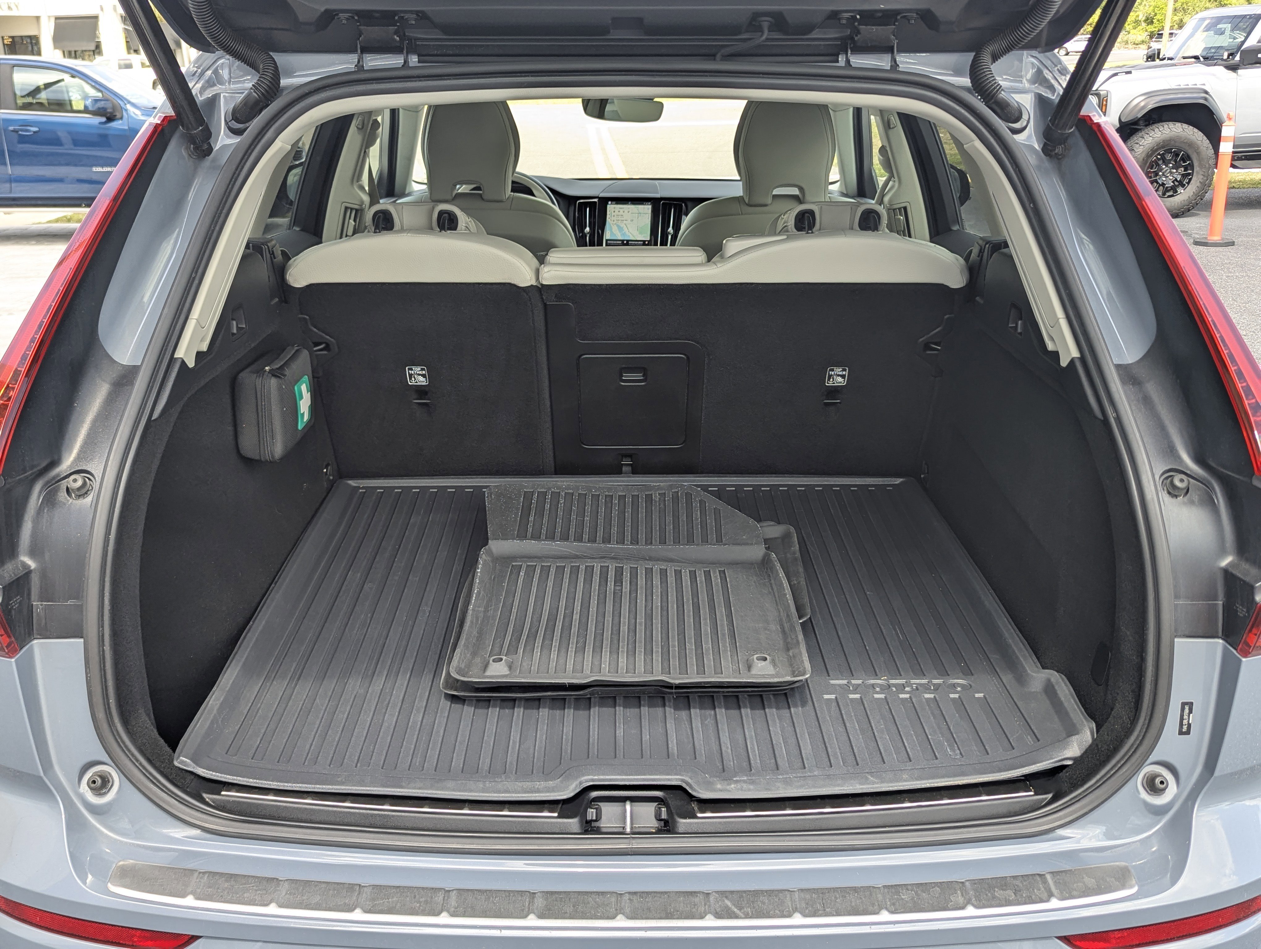 Used 2024 Volvo XC60 B5 Plus w/ Protection Package Premier AWD/4WD image 11