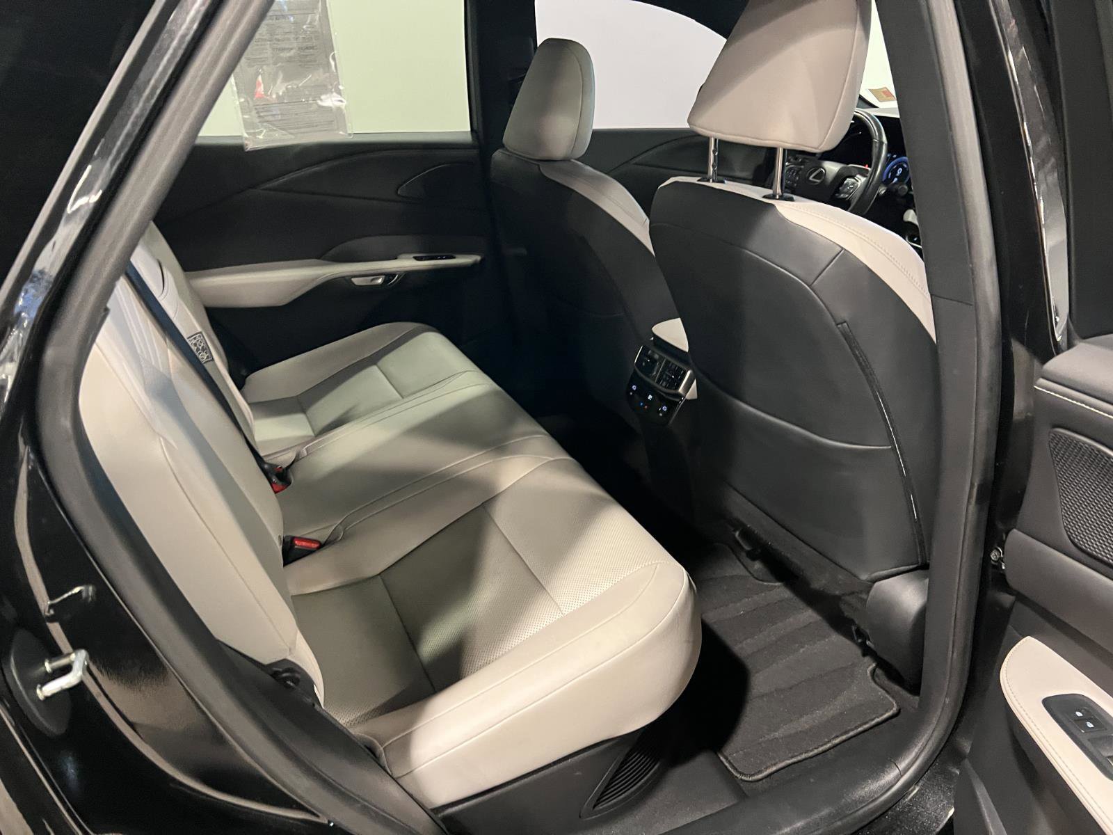 Used 2023 Lexus RX 350h image 37