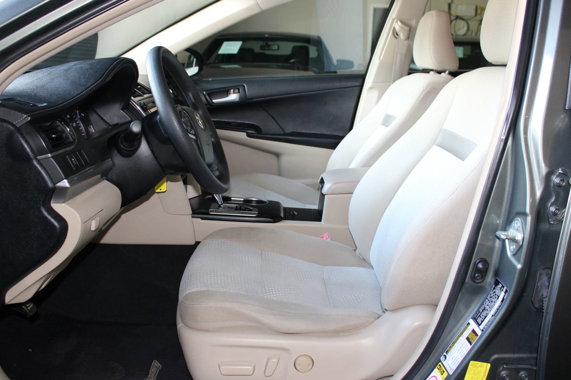 Used 2012 Toyota Camry LE FWD image 9