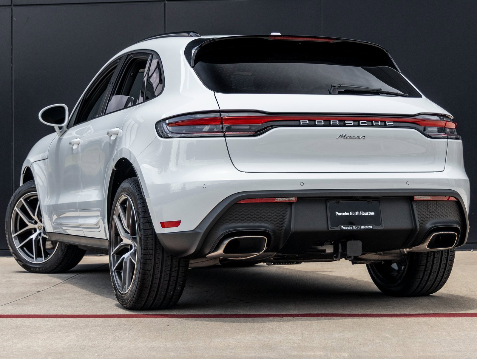 Used 2025 Porsche Macan image 3