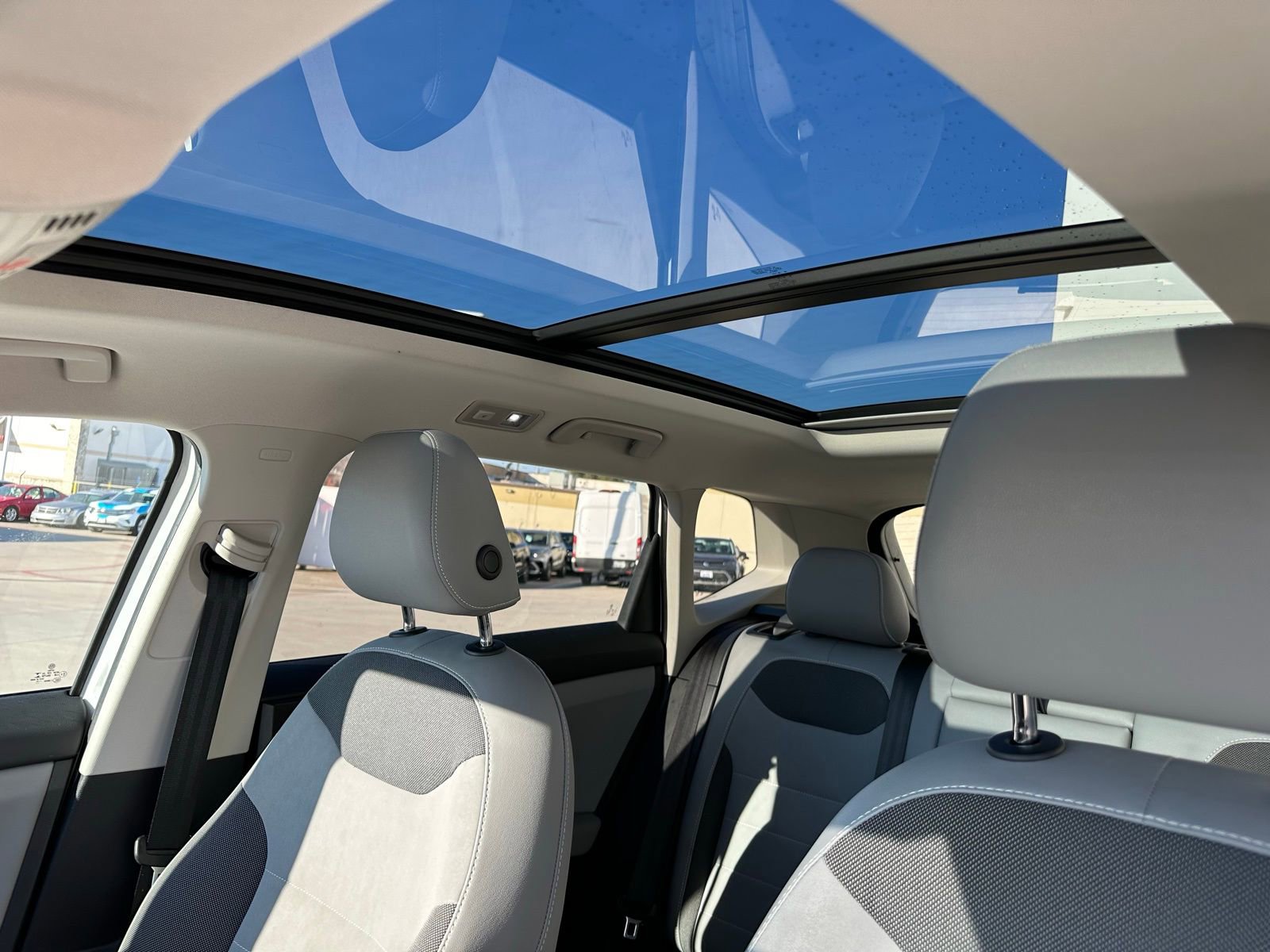 Used 2022 Volkswagen Taos SE w/ Panoramic Sunroof Package image 8