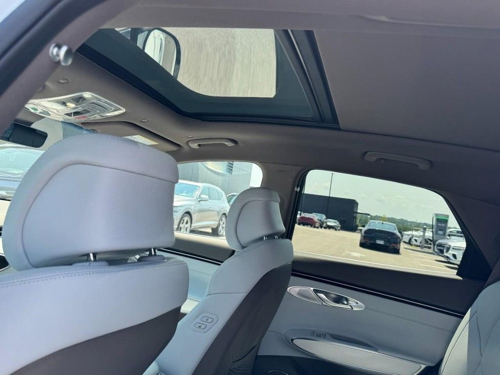 Certified 2026 Genesis GV70 2.5T Advanced AWD/4WD image 7