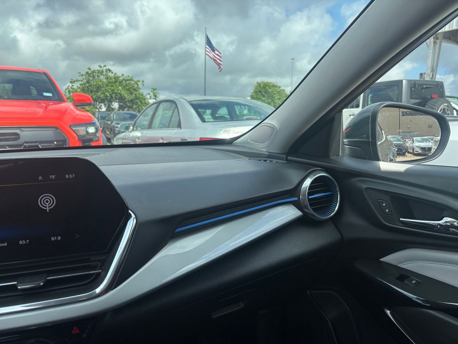 Used 2025 Chevrolet Trax LT FWD image 34