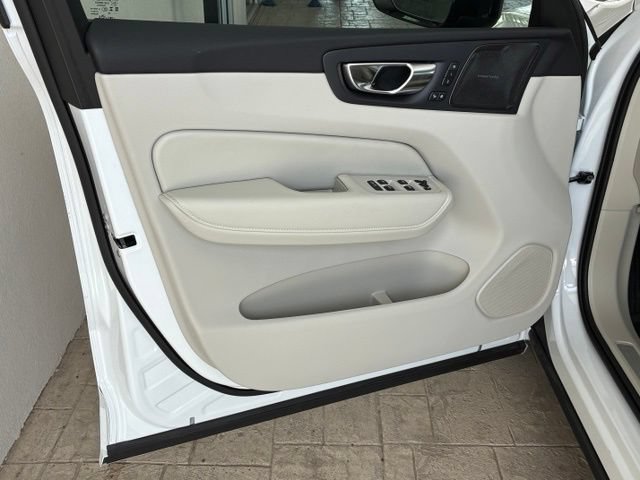 New 2026 Volvo XC60 T8 Ultra w/ Protection Package Premier AWD/4WD image 14