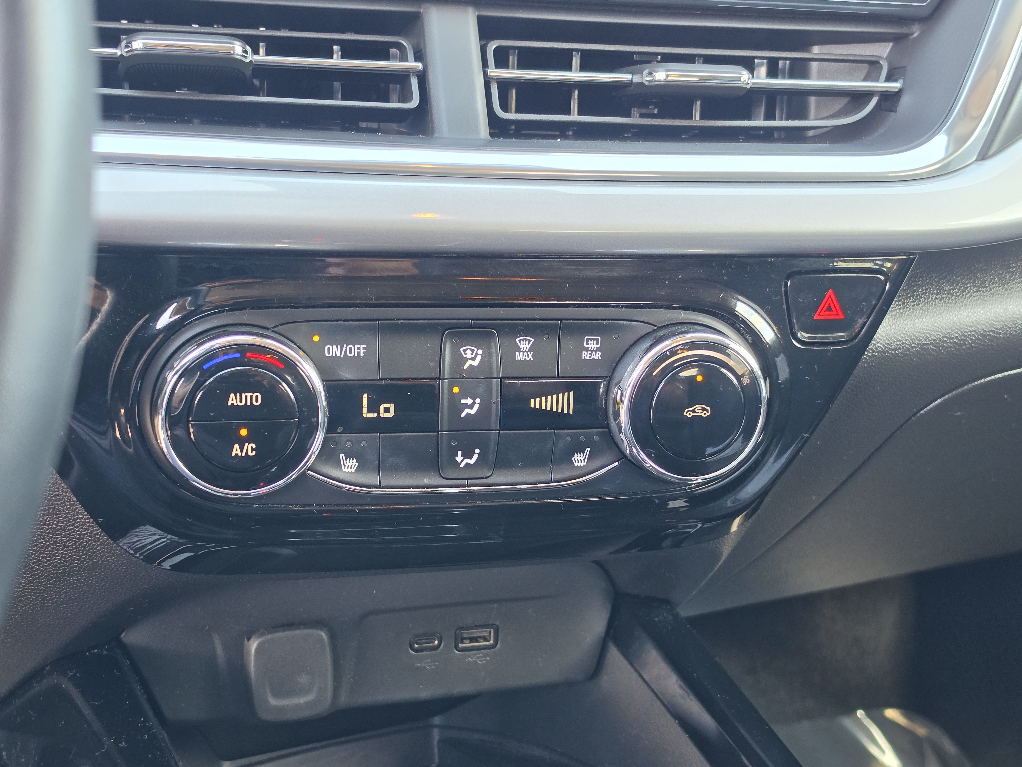 Certified 2024 Chevrolet Trax LT w/ Sunroof Package FWD image 24