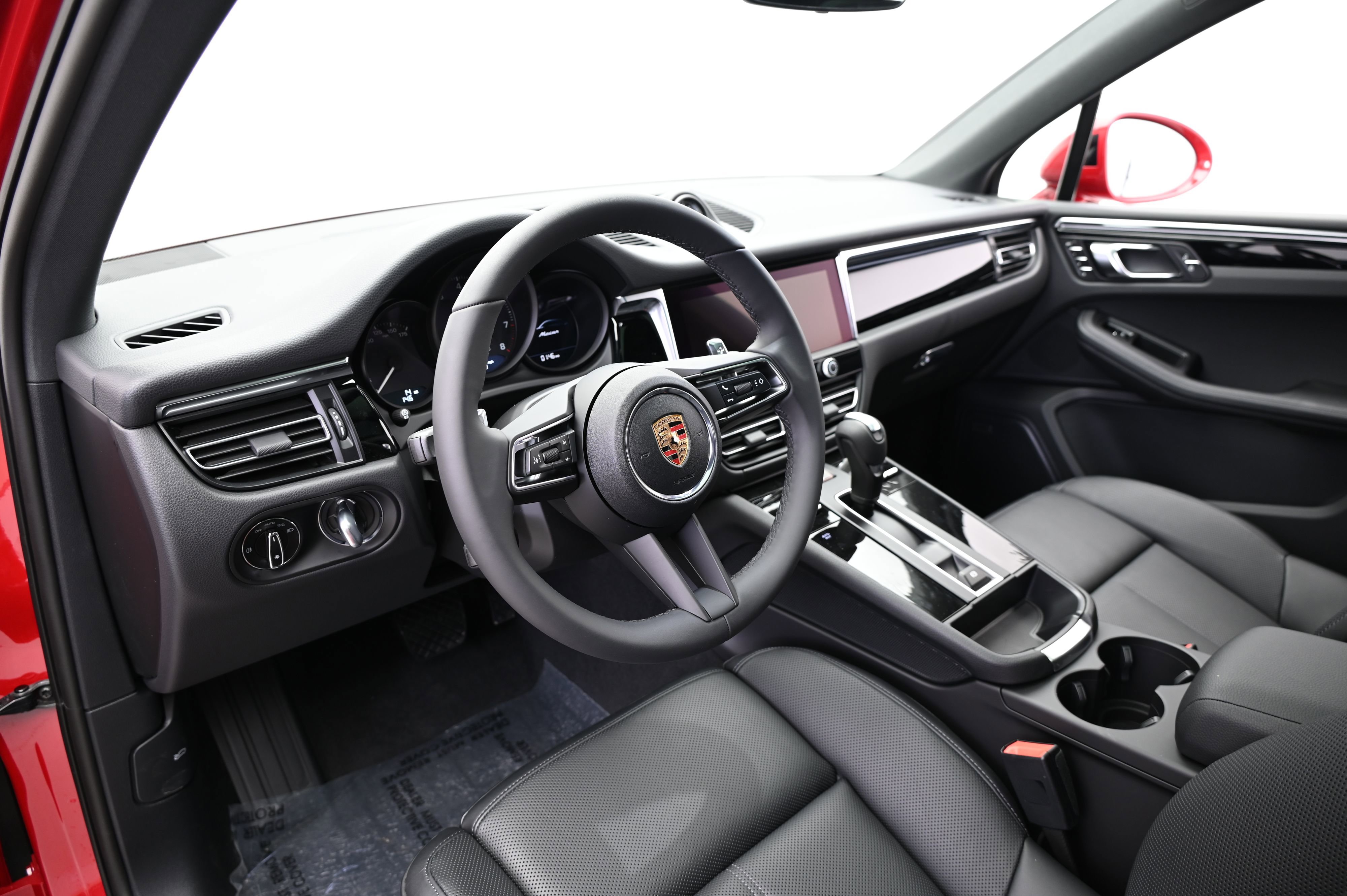 Used 2025 Porsche Macan image 4