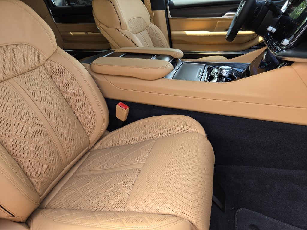 New 2026 Jeep Grand Wagoneer L Summit AWD/4WD image 9