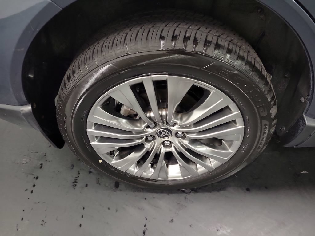 Used 2022 Toyota Venza XLE AWD/4WD image 11