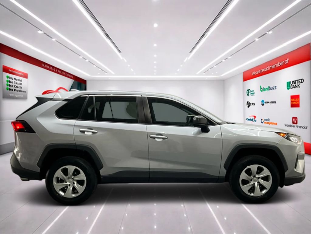 Used 2022 Toyota RAV4 LE image 9