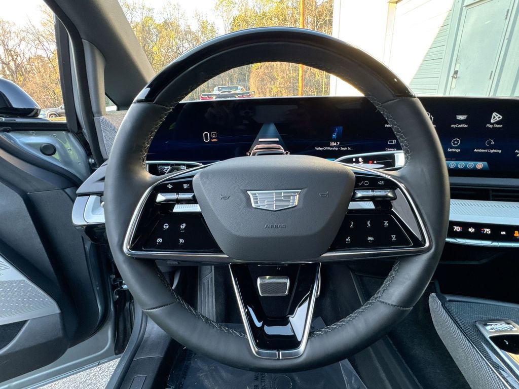 Used 2025 Cadillac Optiq Luxury 1 image 16