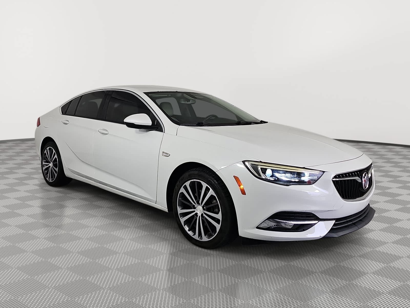 Used 2018 Buick Regal Essence w/ Driver Confidence Package #1 FWD image 2