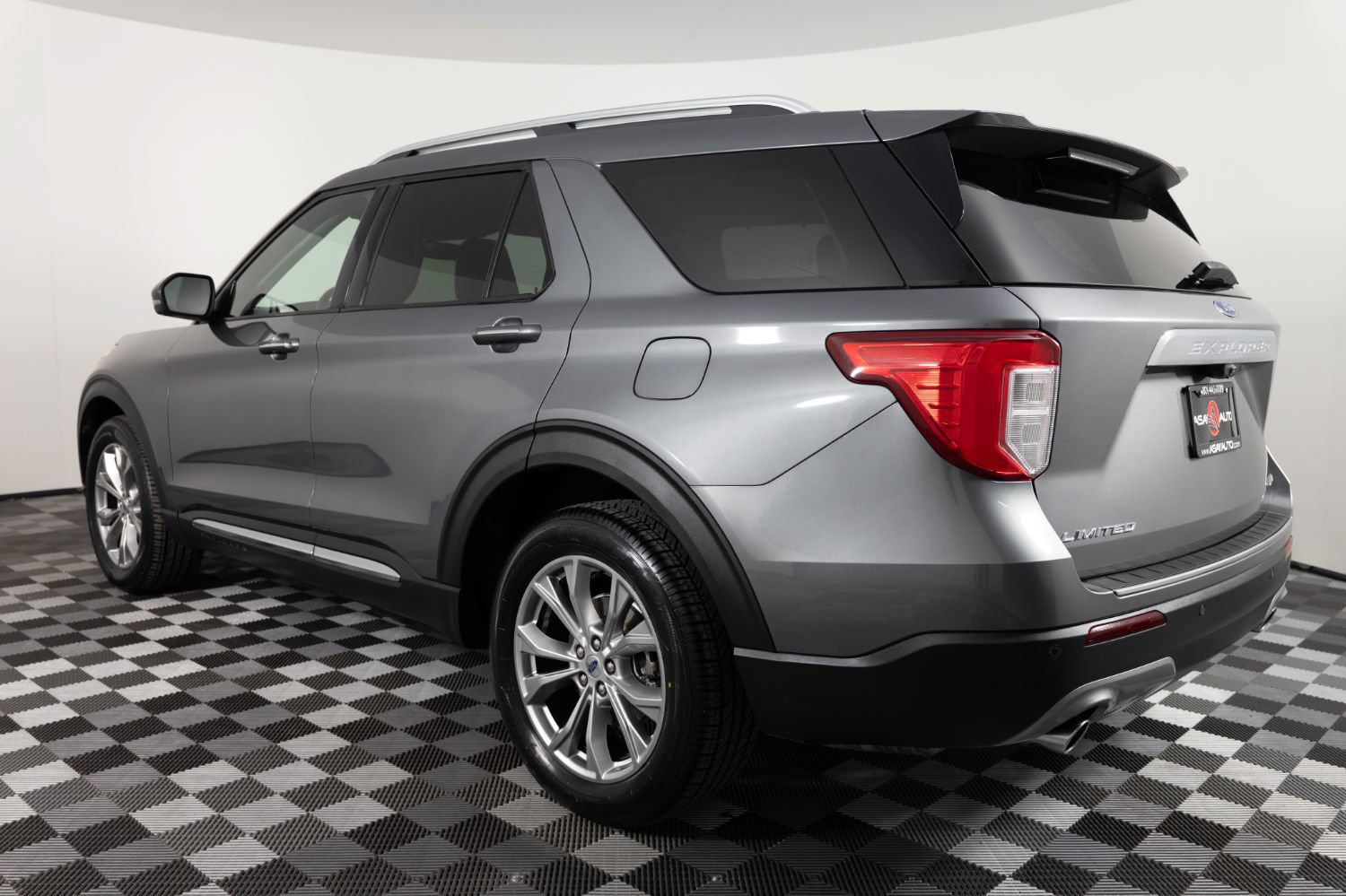 Used 2021 Ford Explorer Limited w/ Equipment Group 301A AWD/4WD image 4