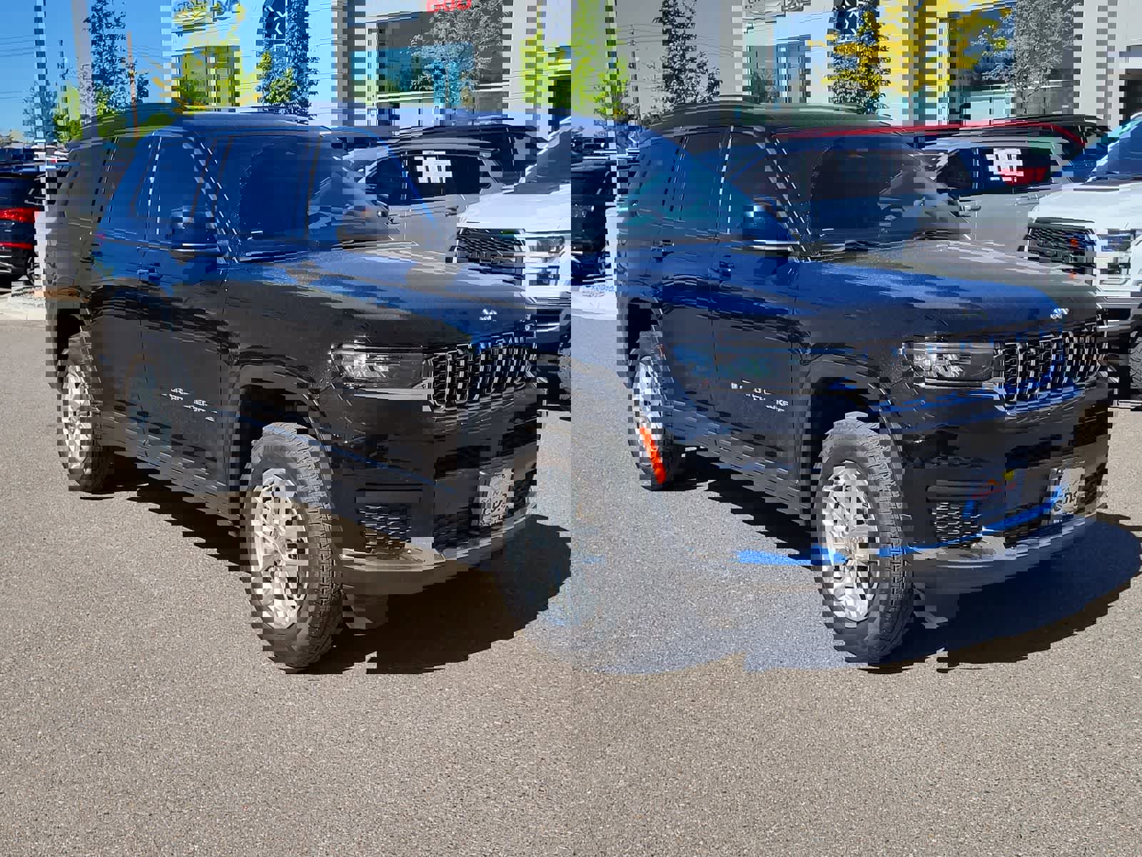 Used 2024 Jeep Grand Cherokee L Laredo image 3