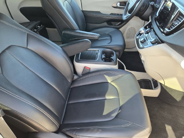 Used 2024 Chrysler Pacifica Touring-L FWD image 14