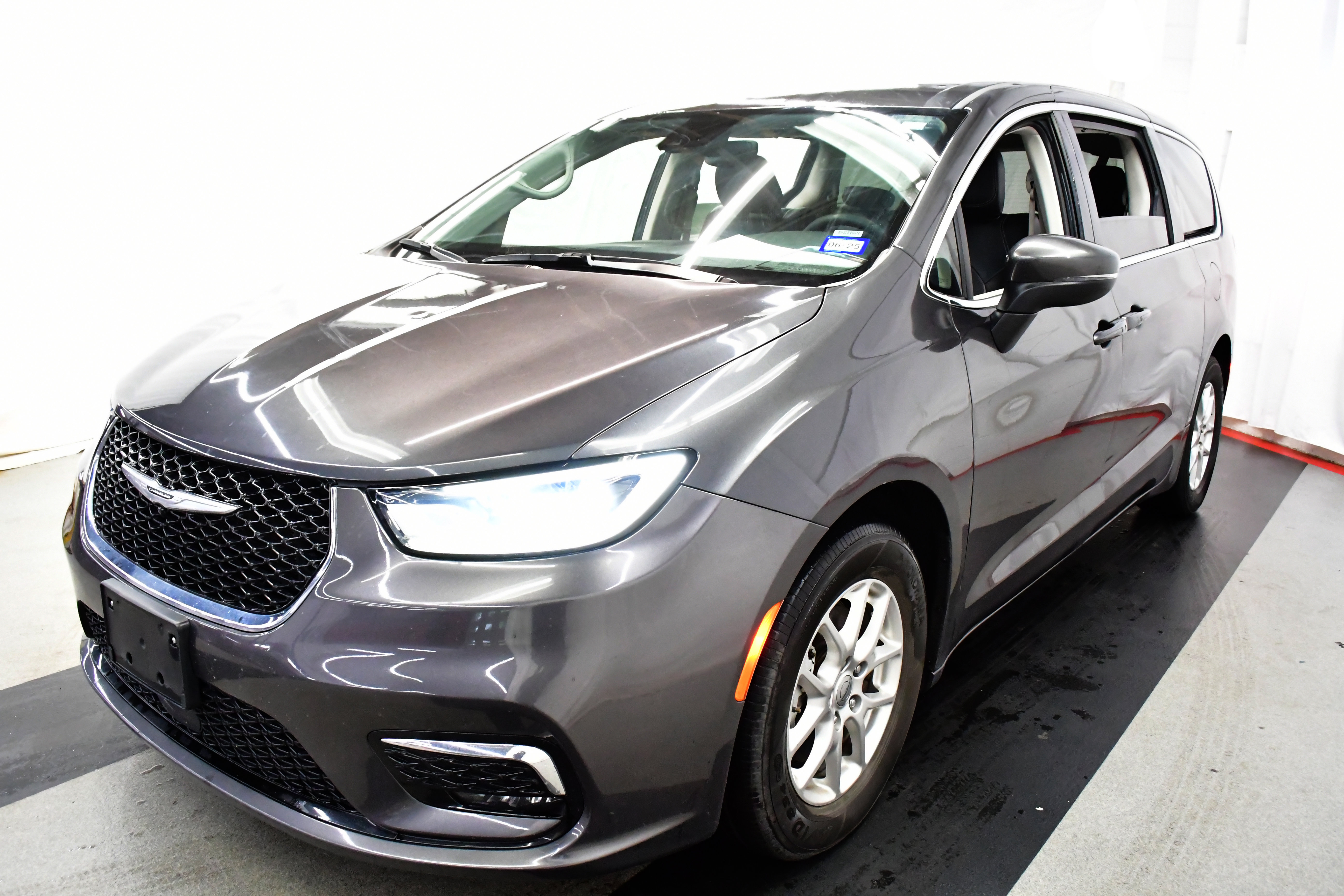 Used 2023 Chrysler Pacifica Limited image 6