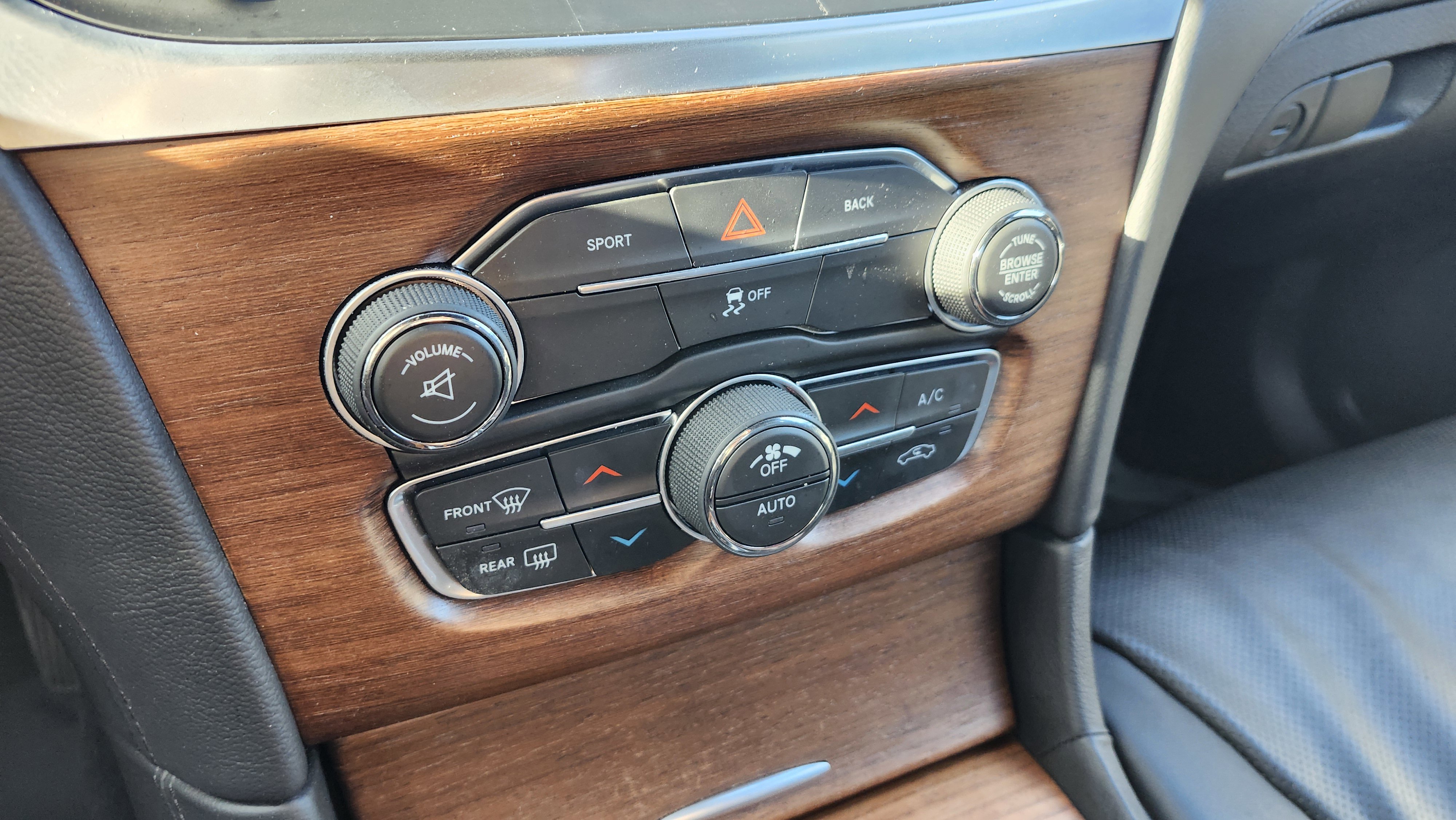 Used 2016 Chrysler 300 C Platinum image 30