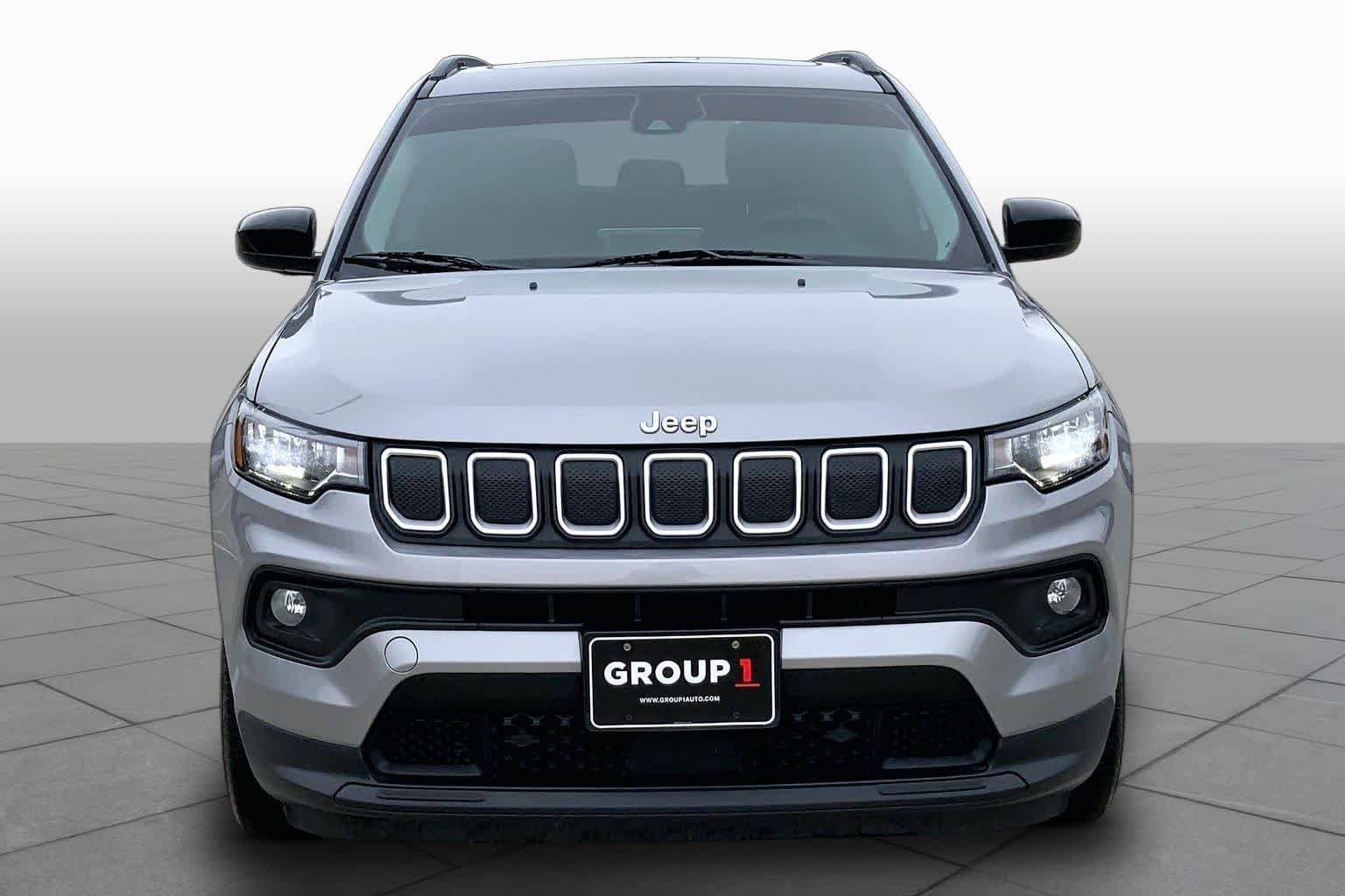 Used 2022 Jeep Compass Latitude w/ Sun and Sound Group AWD/4WD image 4