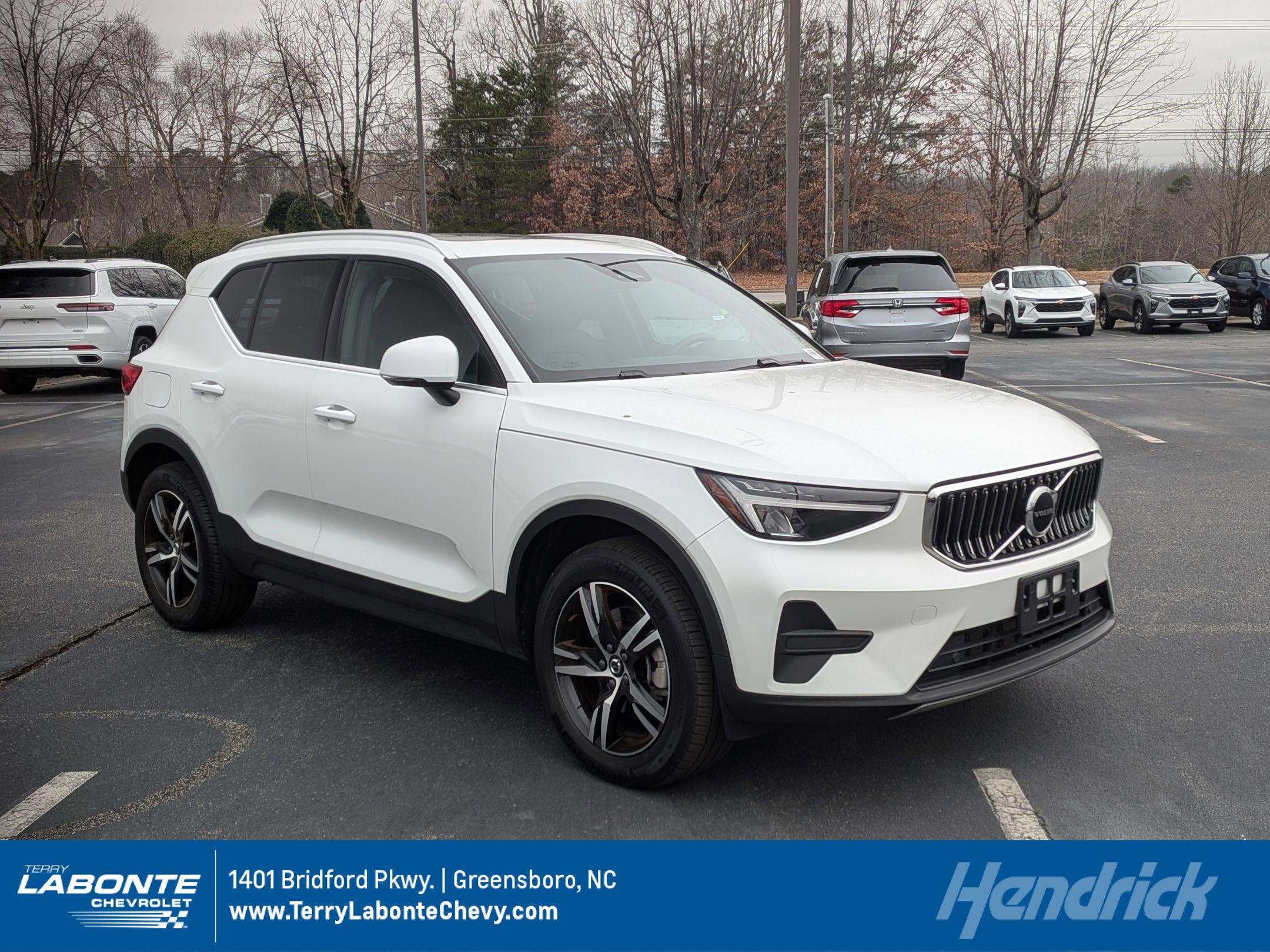 Used 2025 Volvo XC40 B5 Core image 1