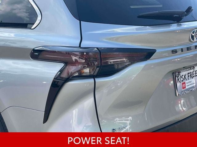 Certified 2025 Toyota Sienna XLE FWD image 12