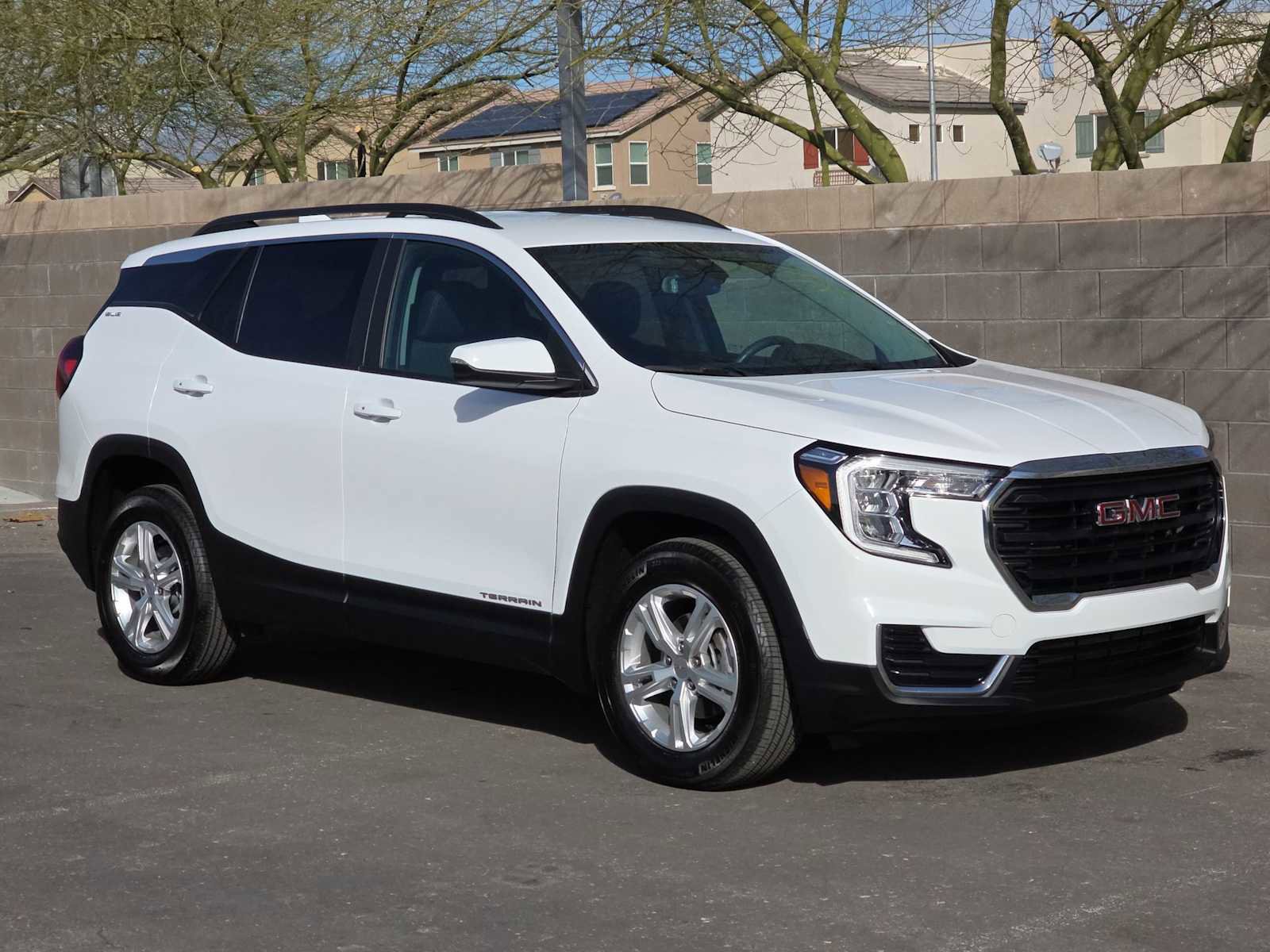 Used 2024 GMC Terrain SLE w/ Driver Convenience Package image 3