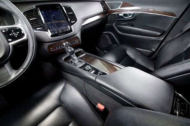 Used 2016 Volvo XC90 T6 Momentum w/ Momentum Plus Package image 9