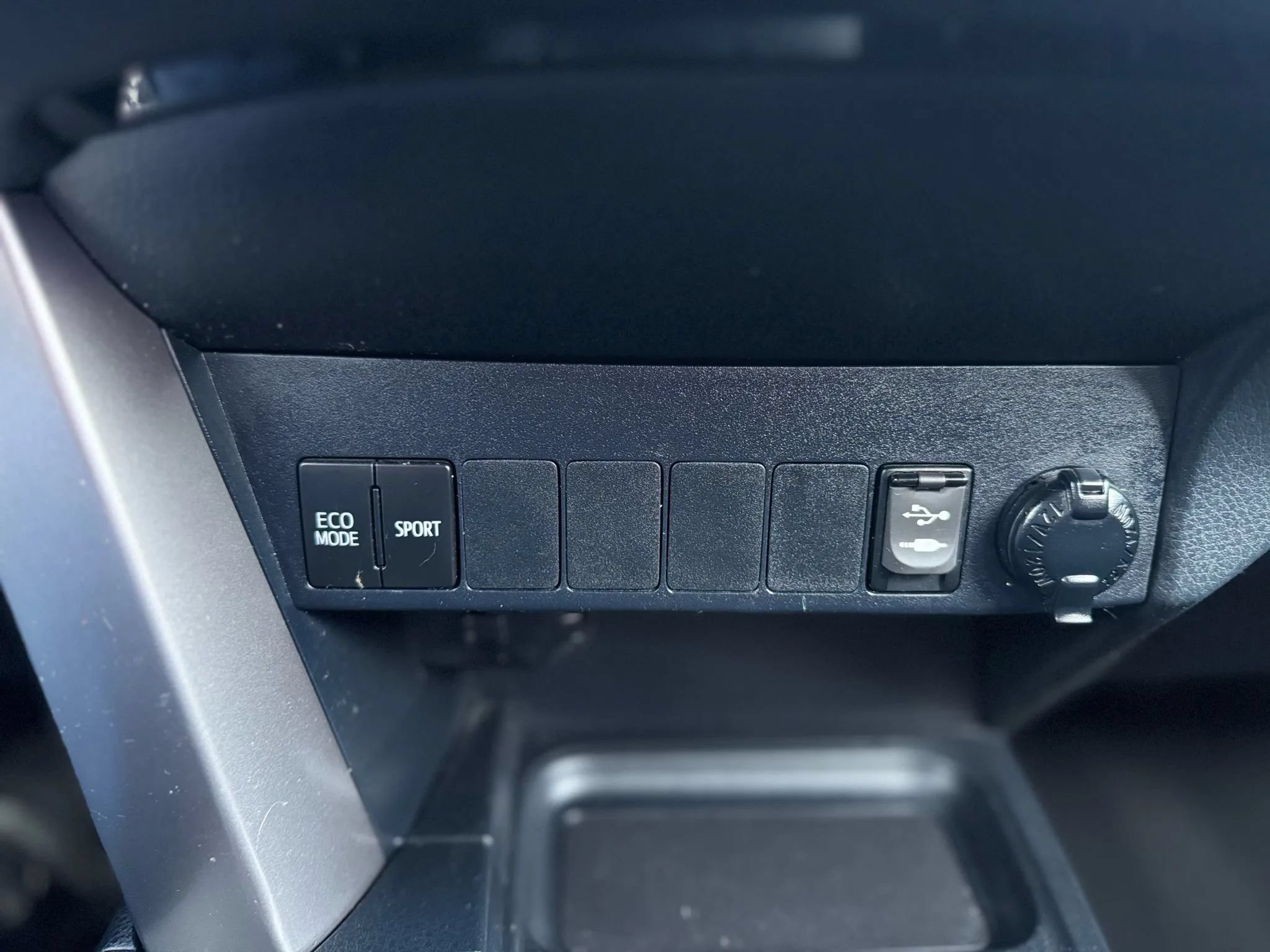 Used 2018 Toyota RAV4 XLE w/ Carpet Mat Package FWD image 53
