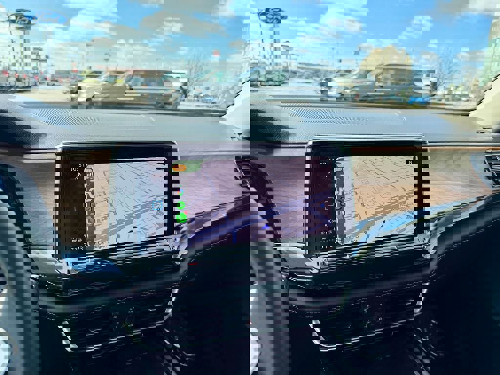 Used 2025 Volkswagen Atlas SE image 32