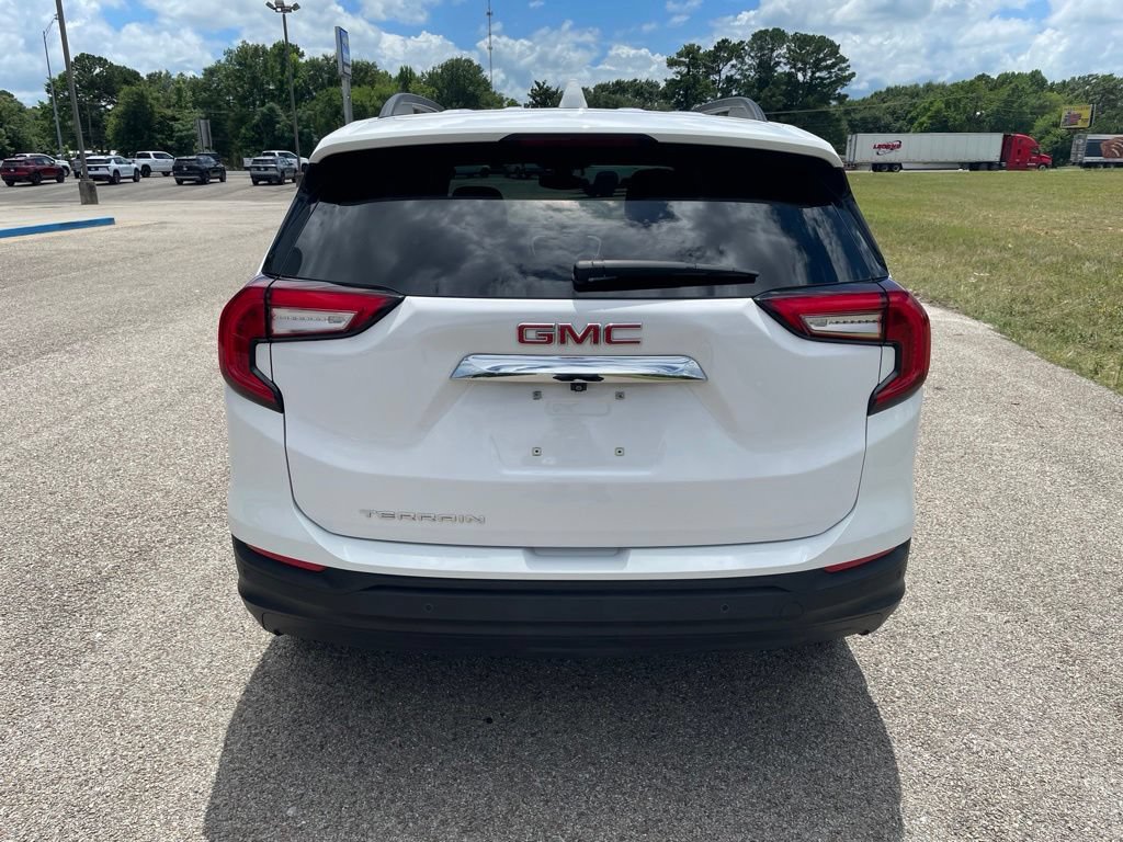 Used 2024 GMC Terrain SLE w/ Driver Convenience Package FWD image 4