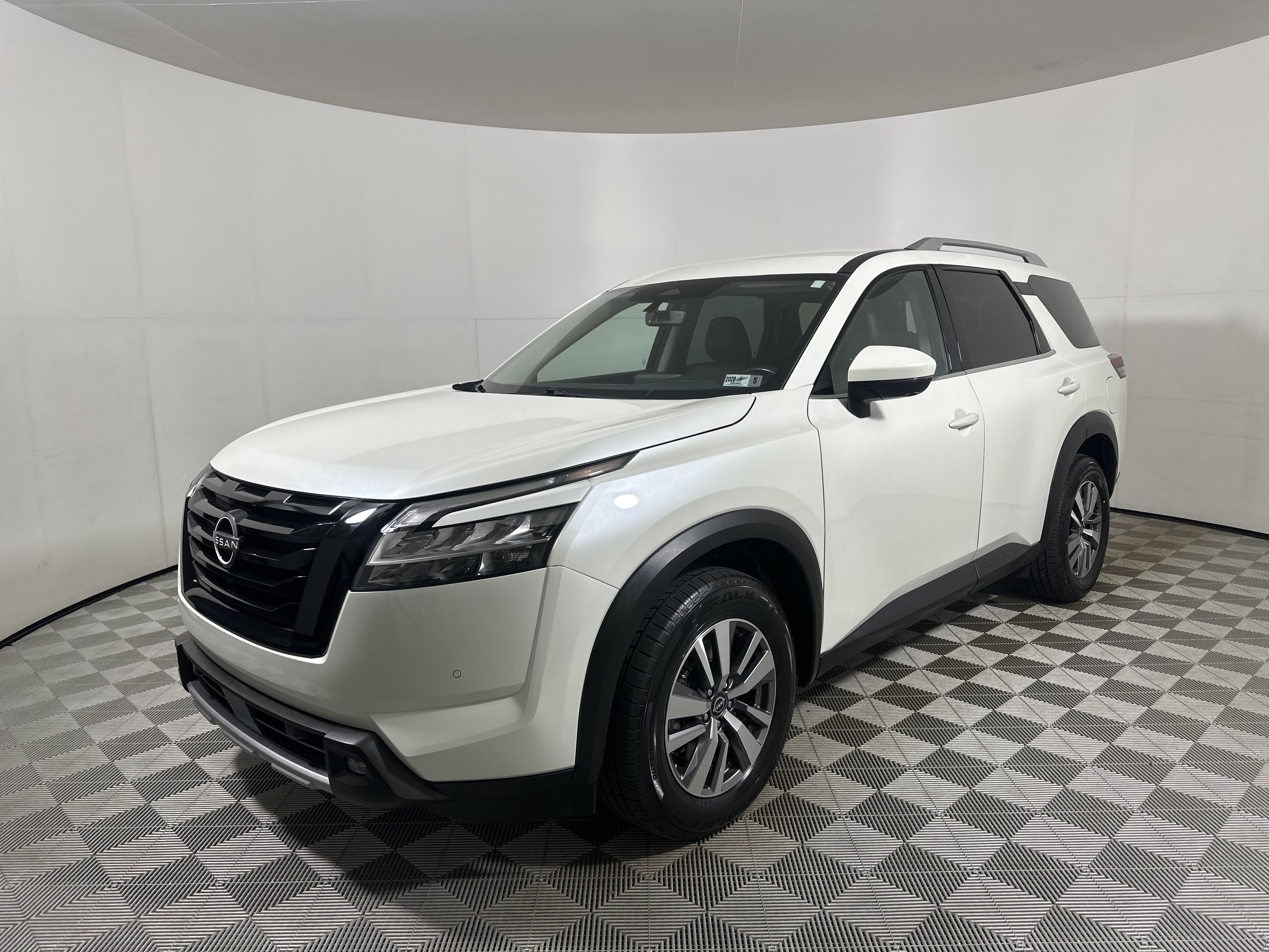 Used 2023 Nissan Pathfinder SL AWD/4WD image 3