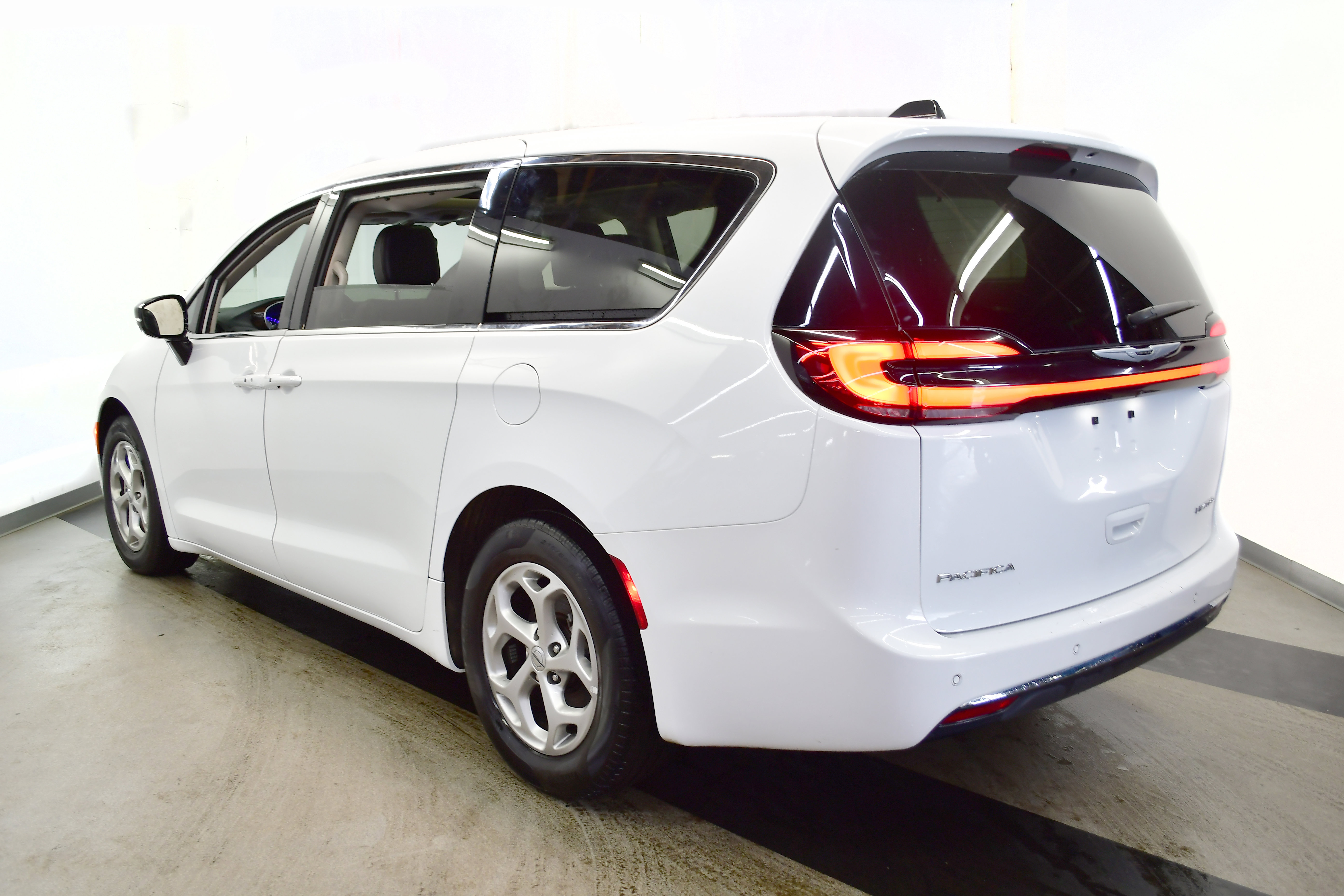 Used 2024 Chrysler Pacifica Limited image 5